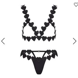 SKIMS RHINESTONE HEART OPEN CUP BRALETTE AND THONG SET
ONYX / M-XL